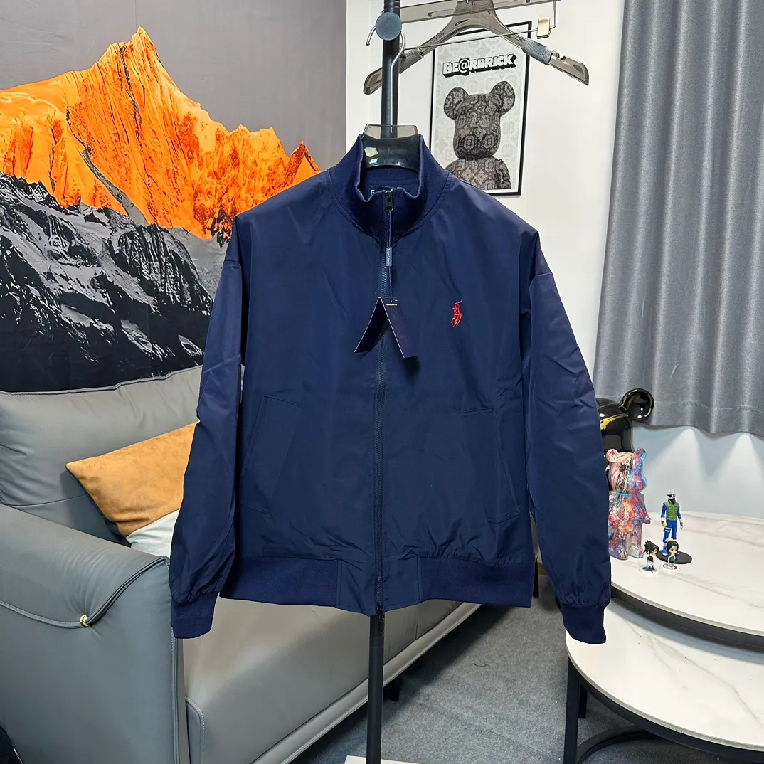 P320 Ralh Lauren men's old money style veteran stand collar workwear Harrington jacket. Ralh Lauren has gone crazy this year. The upper body of major Internet celebrities. The fabric has a double-layer shin feel and is full of weight! It's not as heavy as a regular jacket, and the ordinary cotton material feels really different. This one is super comfortable, soft and stylish, and has a green plaid interior that has a retro movie fashion feel! The fit is loose but not baggy. The size is just right and not too picky. The dropped shoulder design modifies the shoulder shape without making it look bulky. This silhouette is a style that will never go out of style after being worn for a long time. The upper body is also very durable and recognizable. The loose and reasonable fit can be worn by both men and women, making it easy to create a clean and refreshing youthful look. The embroidery on the chest is all German Oman embroidery fiber with original data. The embroidery process is very particular. It uses Japanese Tajima machines to ensure the embroidery is exquisite and three-dimensional. That is what I said is different from the ones on the market. Regarding the workmanship, the version is a loose version and can be used by boys and girls!! Color: black, navy, size: S-XL